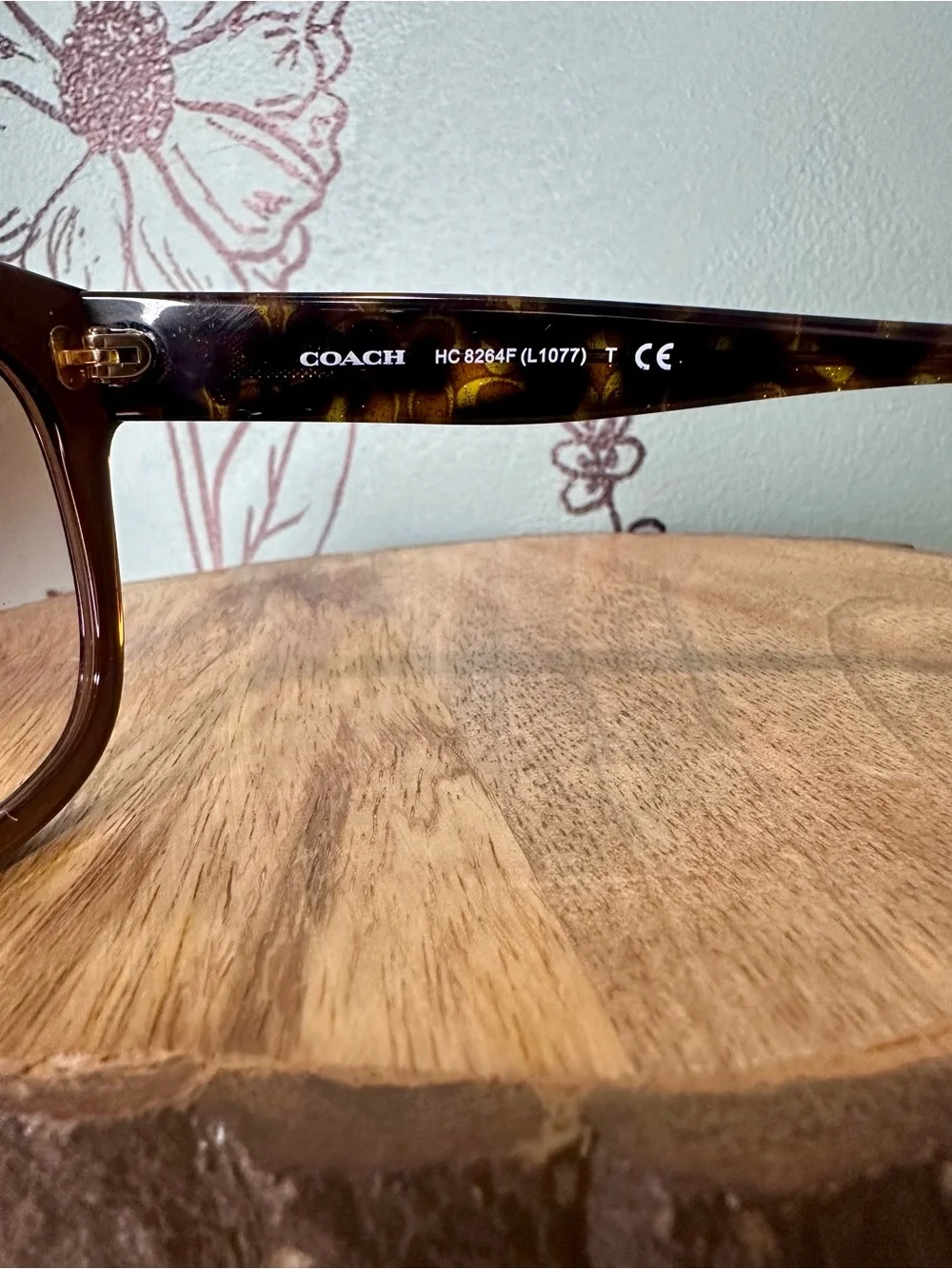 Coach Women’s Sunglasses - Classic Oversized Style - Picture 7 of 9